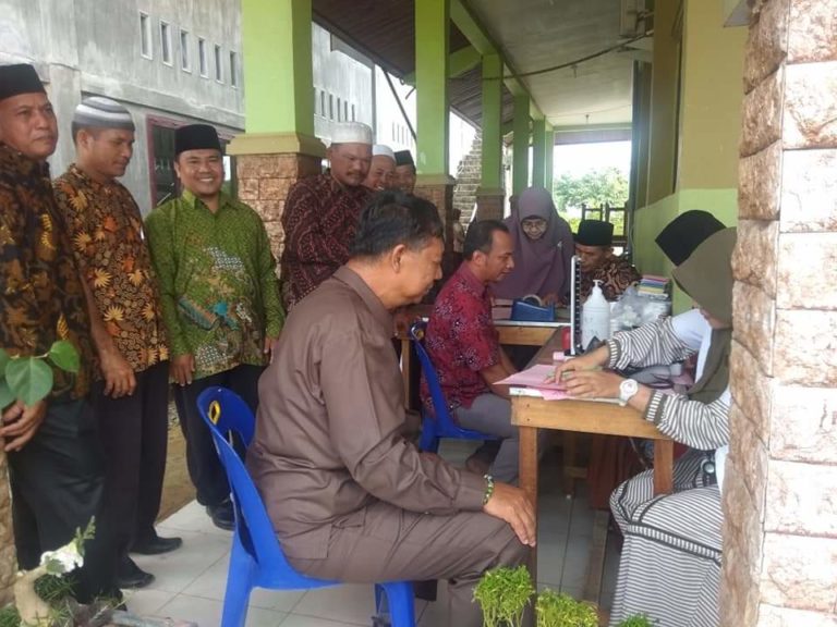 Anngota DPRK Aceh Tamiang dari Partai Nanggroe Aceh (PNA), H. Samuri cek darah. (mimbar/burhan)