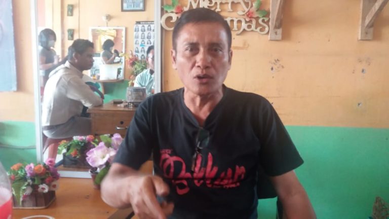 Saut Limbong pejabat yang dinonjobkan dari Sekretaris Dinas Kebudayaan,Pemuda dan Olahraga Kabupaten Samosir. (mimbar/robin)