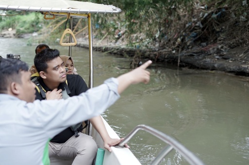 Bobby Nasution bersama pegiat sungai, Go River menyusuri Sungai Deli, dengan menggunakan boat. (mimbar/ist)