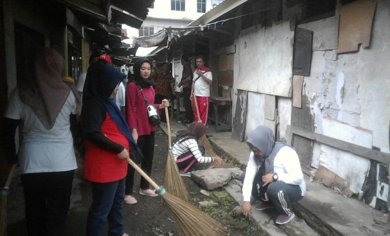 Program 'Jumat Bersih' di Pasar Muara Takus. (mimbar/yurika)