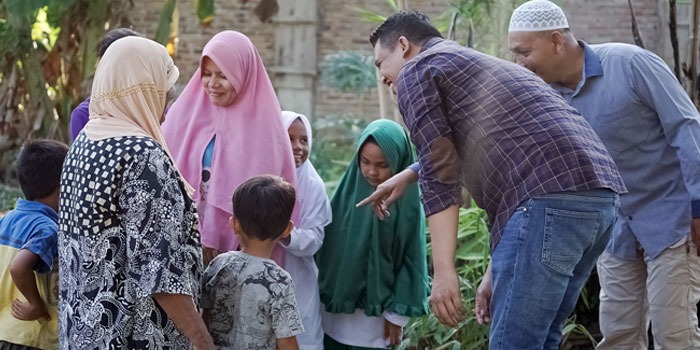 Bobby Nasution bercengkarama dengan adik-adik di Taman Edukasi Al Quran. (mimbar/ist)