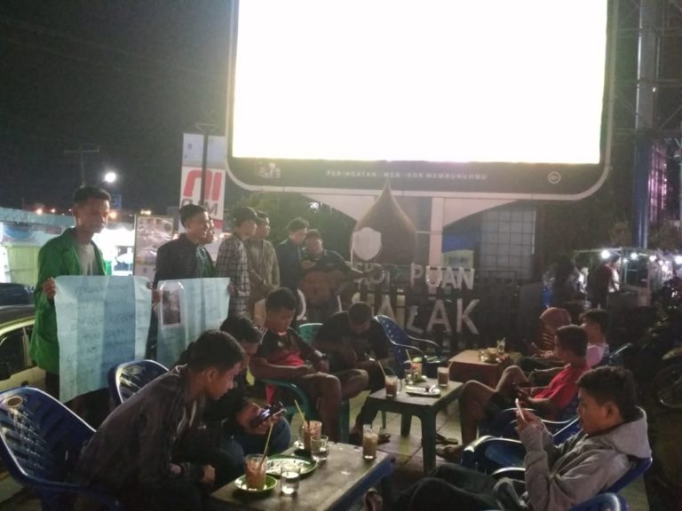 Bentuk kepedulian Dema IAIN dan Satma AMPI mengamen untuk membantu korban kebakaran. (mimbar/rizal)