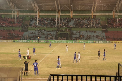 Laga PSMS versus Felda United berlangsung di Stadion Teladan tadi malam. Felda United unggul 2-1 atas tim tuan rumah. (mimbar/yurika)