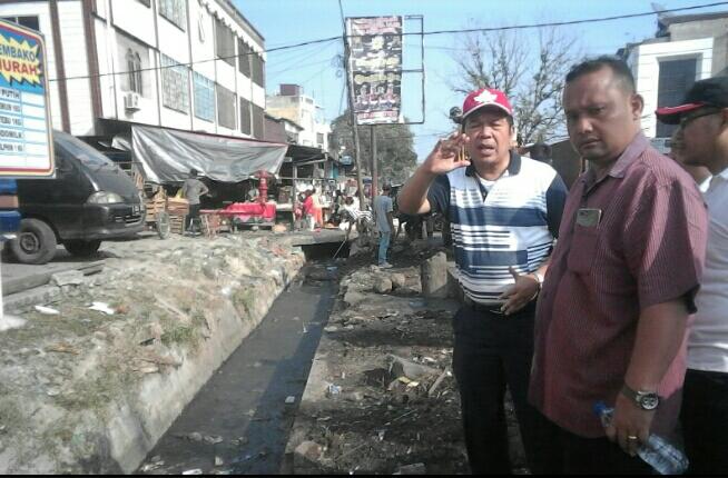 Rusdi Sinuraya menata pedagang kaki lima agar tak terlihat kumuh di Pasar Kampung Lalang. (mimbar/yurika)