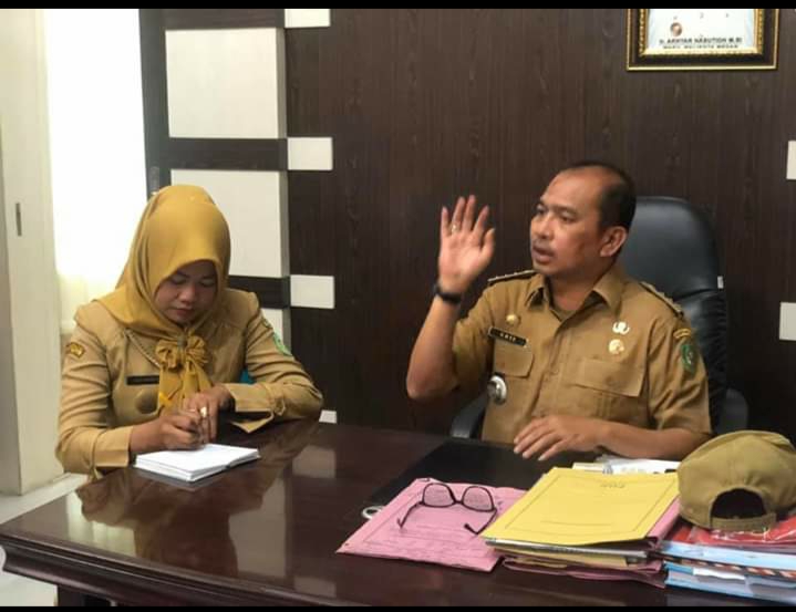 Camat Medan Amplas Edy Mulya Matondang mimpin rapat soal penanganan ODGJ. (mimbar/budi)