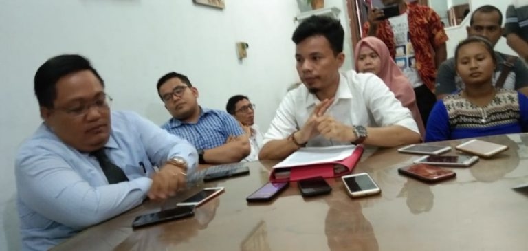 Septiana korban penyekapan didampingi LBH Medan saat meminta perlindungan pada aparat penegak hukum. (mimbar/jepri)