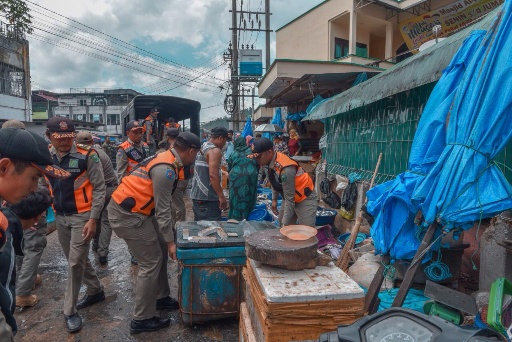 Petugas Satpol PP mengangkut barang dagangan yang tidak tertib di pusat perekonomian Kota Sidimpuan. (mimbar/rizal)