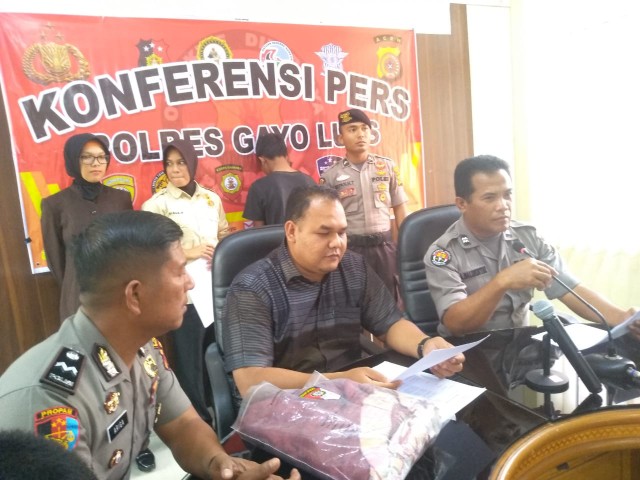 Aiptu Dalimunthe berikan keterangan kasus pencabulan di Polres Gayo Lues. (mimbar/muhammad)