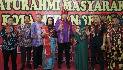 Bobby Nasution bersama masyarakat Karo usai deklarasi di Jambur Halilintar. (mimbar/ist)