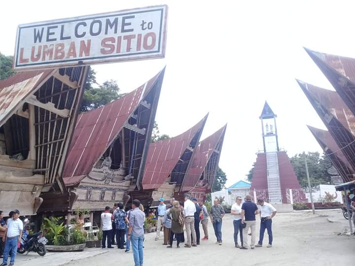 Dubes Belanda bersama Bupati Samosir saat survei di objek wisata Lumban Sitio yang akan dikunjungi Raja Belanda pada Maret 2020 mendatang. (mimbar/robin)