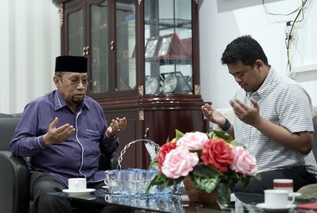 Bobby bersilaturahmi dengan Ketua MUI Medan Prof Muhammad Hatta Silaturahmi di Jalan Nusantara. (mimbar/ist)