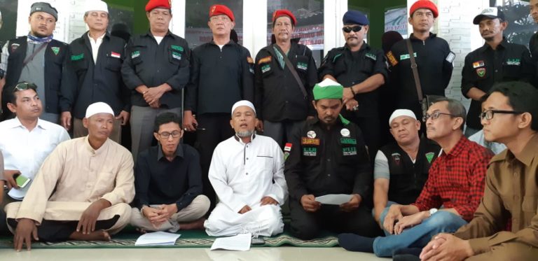 Sejumlah elemen masyarakat dan Ormas Islam yang tergabung dalam Aliansi Ormas Islam Sumut menyampaikan pernyataan sikap. (mimbar/ist)