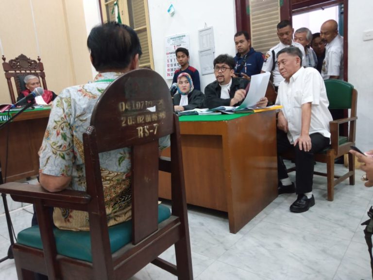 Penasehat Hukum terdakwa Tan Ben Chong saat mercerca saksi dengan pertanyaan.(mimbar/jepri)