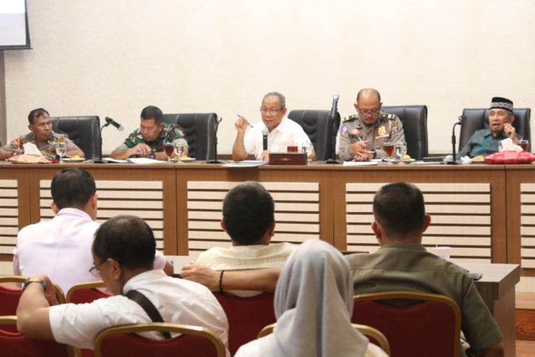 Musadad Nasution memimpin rapat persiapan MTQ ke-53 Kota Medan. (mimbar/jepri)