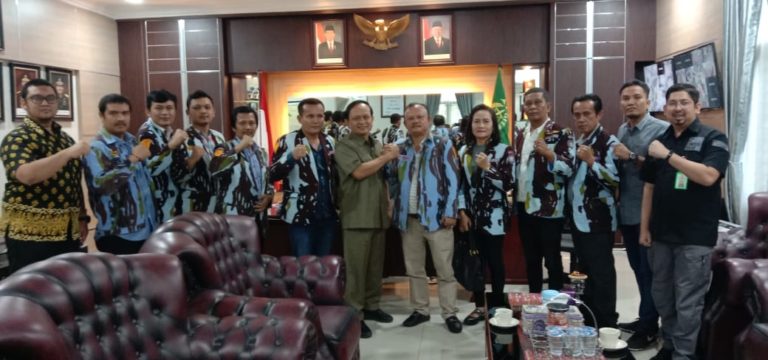 Pengurus DPD IPK Medan bersama Kajari Medan usai audiensi. (mimbar/jamal)