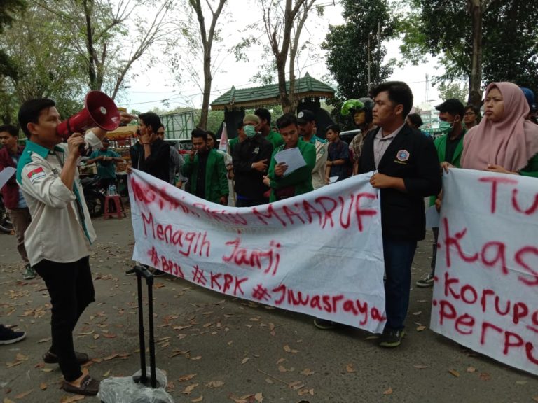 Massa BEM Nusantara berorasi dan membentangkan spanduk saat berunjukrasa di gedung DPRD Sumut. (mimbar/jamal)