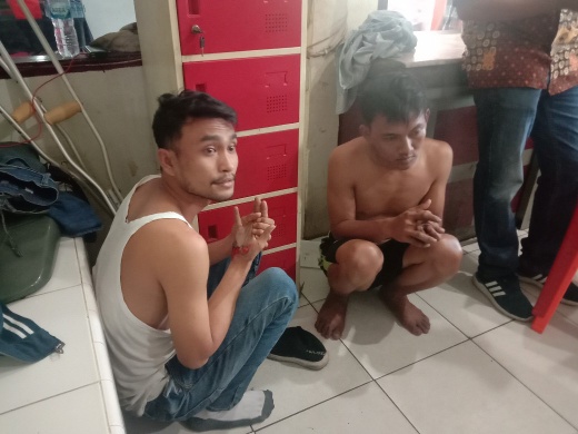 Dua pelaku perampokan di Piket Sat Reskrim Polrestabes Medan. (mimbar/dody)