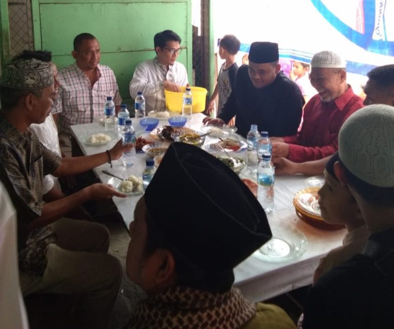 Bobby makan bersama di warung yang sederhana di kawasan Jalan Bilal. (mimbar/ist)