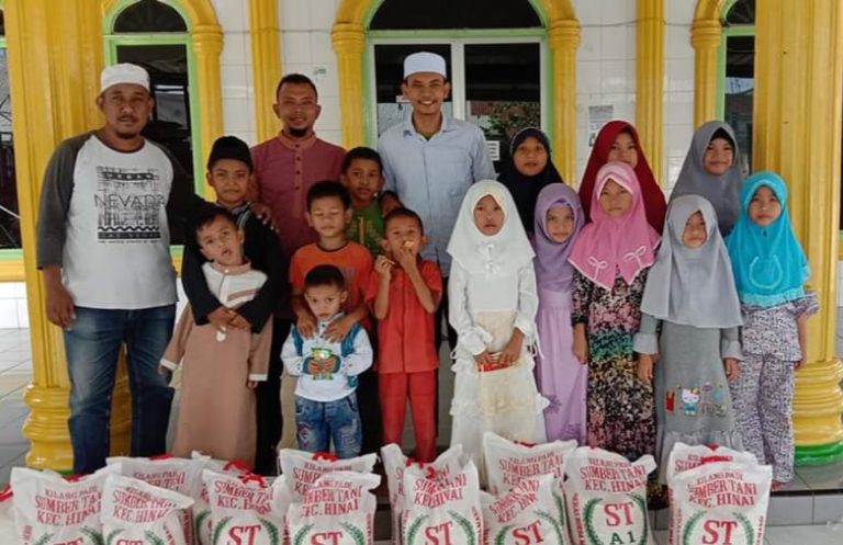 Pengurus PPAY Desa Kota Lintang bersama dengan anak yatim. (burhan/mimbar)