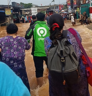 Driver Gojek bantu korban banjir di Jakarta. (mimbar/ist)