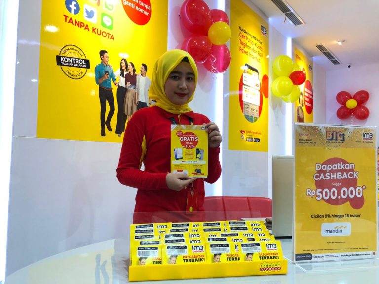 salah seorang karyawan Indosat oreedo memperlihatkan promo di gerai sun plaza Medan.