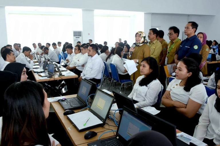 Sekda R Sabrina membuka ujian Seleksi Kompetensi Dasar (SKD) bagi pelamar Calon Pegawai Negeri Sipil (CPNS) lingkungan Pemprov Sumut. (mimbar/zulfikar)