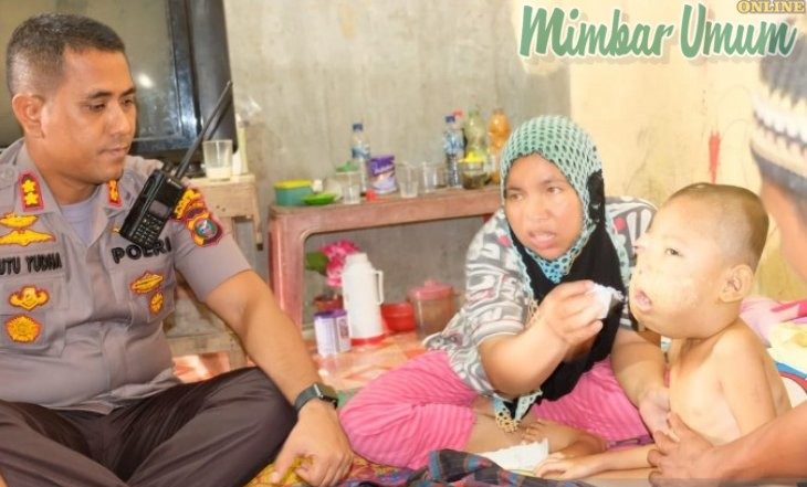 Kapolres Tanjungbalai, AKBP Putu Yuda Prawira saat mengunjungi sekaligus menyerahkan bantuan kepada Al Wahdy anak penderita Tumor Melignant Smear /ant/mimbar