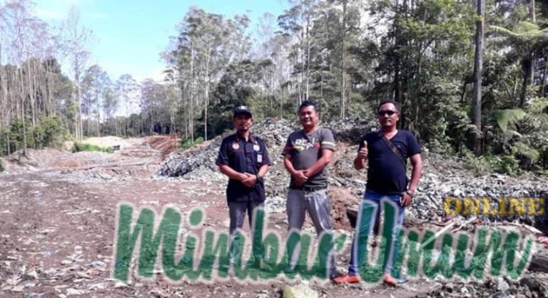 Panal Limbong, SH dan rekan, langsung meninjau hutan register 64 yang dijadikan pembuangan sampah oleh Pemkab Samosir. (mimbar/robin)