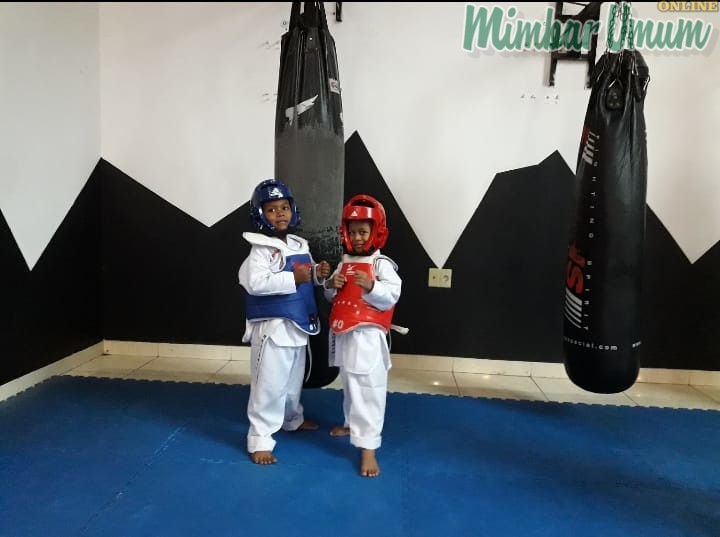 Zidan dan Rayyan kini lebih disiplin berkat latihan taekwondo. (mimbar/siti)