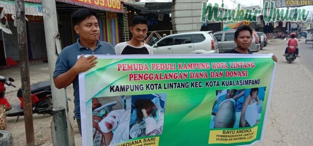 Pemuda Peduli Desa Kota Lintang saat melakukam penggalangan dana. (mimbar/burhan)