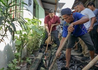 Warga bergotong royong membersihka aliran parit di Lingkungan VIII, Jalan Major, Kelurahan Pulo Brayan Kota, Medan Barat. (mimbar/ist)