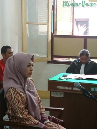 Terdakwa Febi Nur Amelia duduk di kursi pesakitan Pengadilan Negeri Medan dalam agenda putusan. (mimbar/jepri)