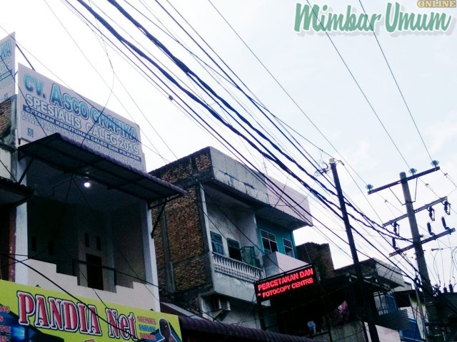 Kondisi kabel-kabel di Kota Medan saat ini. (mimbar/zaim)