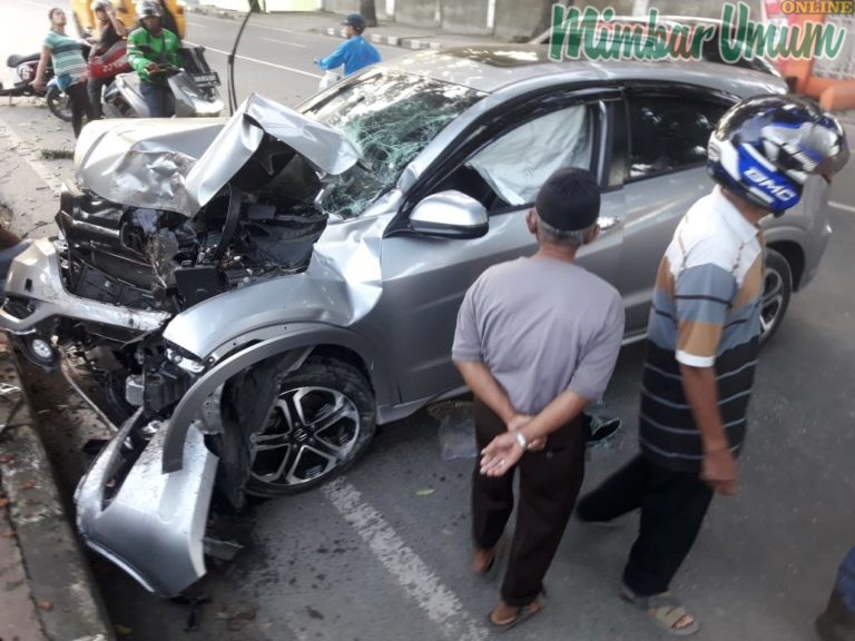 Mobil ringsek usai menabrak pohon di Jalan Adam Malik Medan. (mimbar/ist)