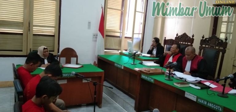 Tiga terdakwa kurir 10 kilogram sabu saat mendengarkan pembacaan putusan. (mimbar/jepri)
