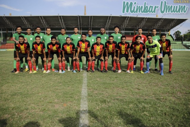 PSMS dan Gumarang FC sebelum pertandingan dimulai. (mimbar/ist)