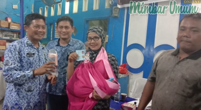 Edi Saputra (dua kiri) memberikan suvenir kepada seorang ibu disaksikan pejabat Dinas Kebersihan dan Pertamanan Medan, M.Yamin. (mimbar/djamal)