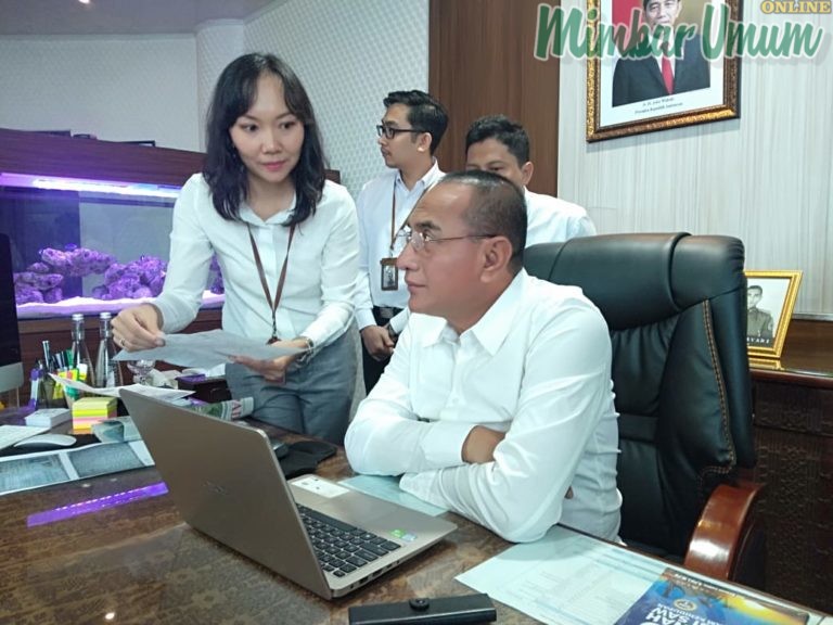 Gubsu saat mengisi formulir online di ruang kerjanya dipandu langsung oleh Tim Sensus Penduduk 2020. (mimbar/budi)