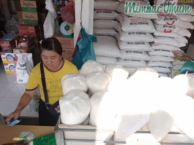 Salah seorang pedagang di MMTC Pancing tengah jajakan gula dengan harga Rp15 ribu/kilogram. (mimbar/budi)