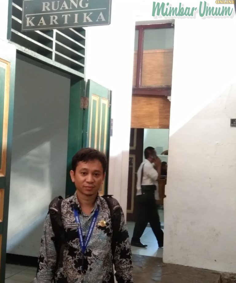 Asisten Kantor Penghubung Komisi Yudisial Sumut membidangi Sosialisasi Kelembagaan dan Kerjasama Antar Lembaga Muhrizal Syahputra usai keluar dari ruang persidangan.(mimbar/jepri)