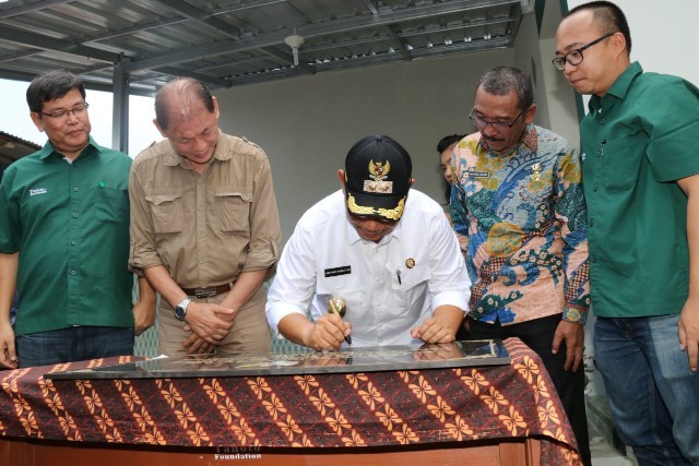 Plt Wali Kota Medan saat meresmikan sarana air bersih dan sanitasi. (mimbar/ist)