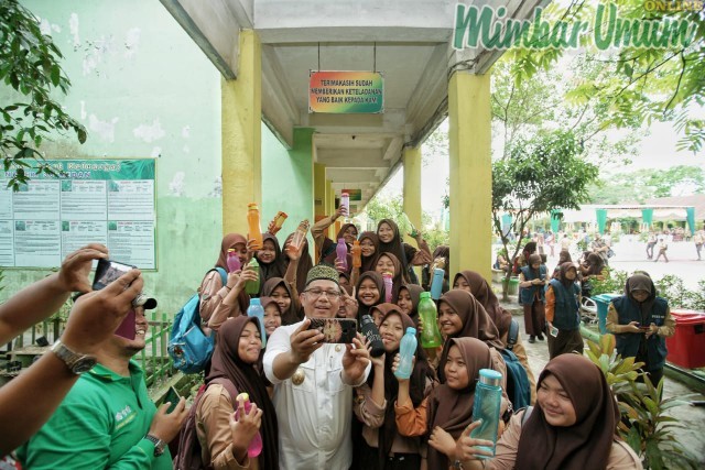 Wali Kota Medan Akhyar Nasution saat mengunjungi SMP Negeri 38 Mendingan dan foto bersama para siswa. (mimbar/ist)