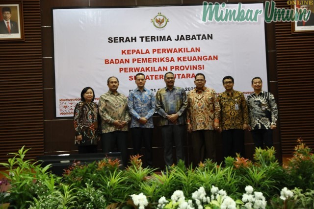 Foto bersama acara sertijab Kepala Perwakilan dari V M Ambar Wahyuni kepada Eydu Oktain Panjaitan di Auditorium BPK Sumut. (mimbar/siti)