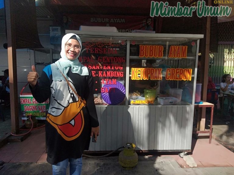 Pemilik Bubur Ayam dan Ketoprak Cirebon, Misri Dewi Siregar didepan gerainya di Jalan Stasiun Medan. (mimbar/budi)