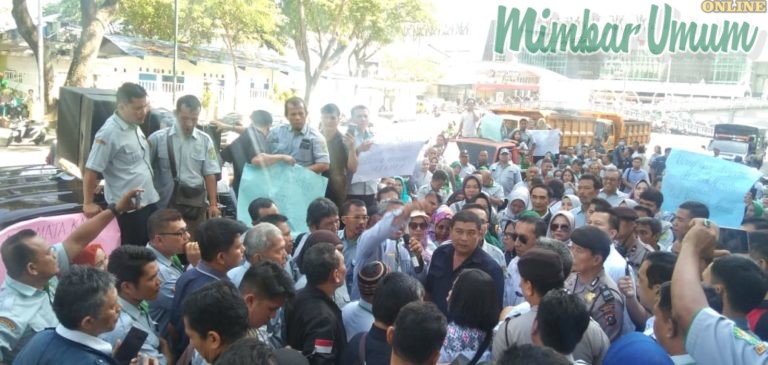 Ratusan massa pegawai PD Pasar berdemo di depan KCP Bank Mandiri Pulau Pinang Medan. (mimbar/jepri)