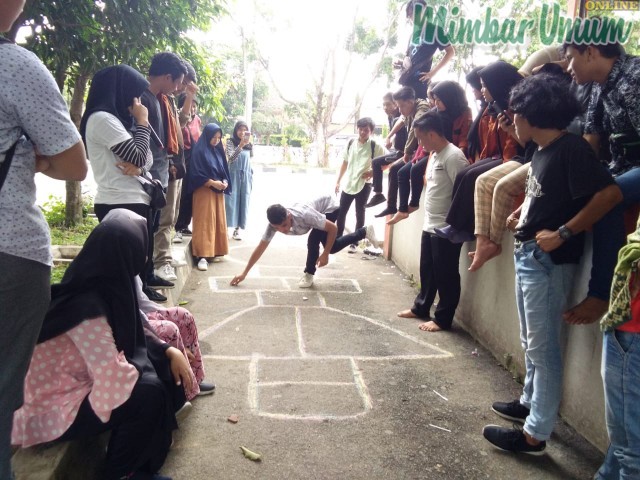 Keseruan mahasiswa saat memainkan permainan tradisional di acara Traditional Games Antropologi. (mimbar/zaim)