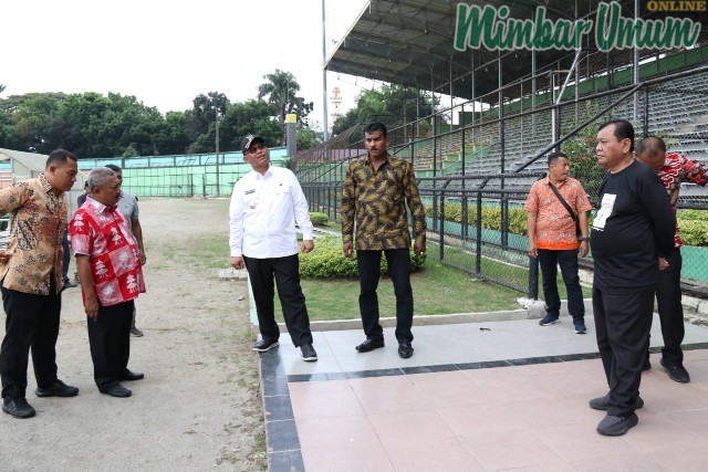 Plt Wali Kota Medan saat meninjau proses perbaikan Stadion Teladan. (mimbar/ist)