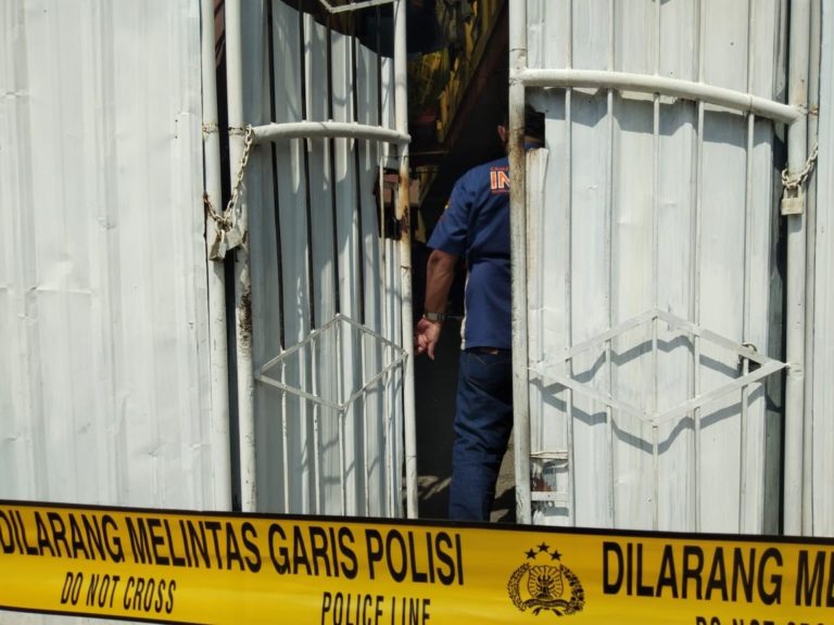 Kamar kos korban dipasang garis polisi. (mimbar/ist)