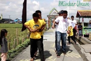 permainan rakyat di tengah sawah