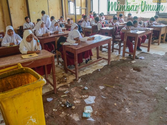 Siswa-siswi SDN (Sekolah Dasar Negeri) Samudrajaya 04 mengikuti kegiatan belajar mengajar di ruang kelas yang bagian atap rusak di daerah Tarumajaya, Kabupaten Bekasi, Jawa Barat /ist/mimbar